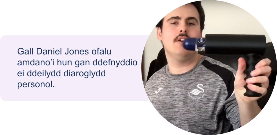 Gall Daniel Jones ofalu amdano'i hun gan ddefnyddio ei ddeilydd diaroglydd personol.